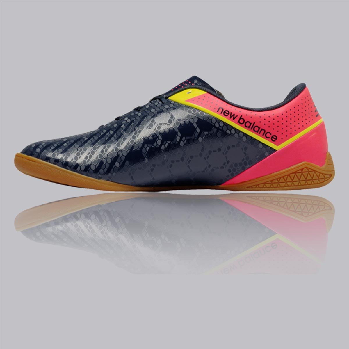 Imagem de tênis New Balance preto e vermelho de passeio masculino